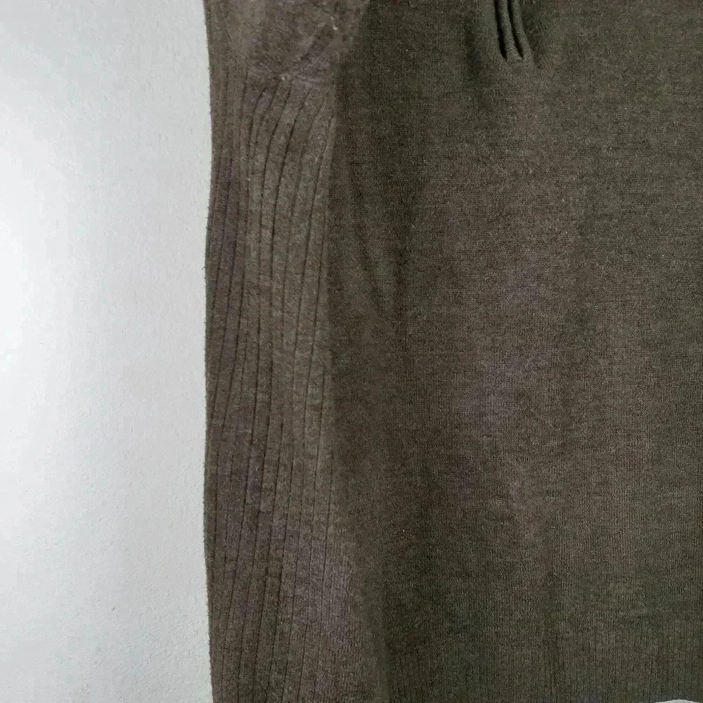 Oscar DE La Renta Size Medium 100% acrylic EUC